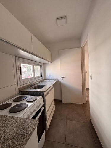 Departamento De 1 Dormitorio, Externo, Dos Balcones, Con Cocina Separada.-