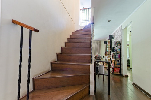 Casa En Venta De 5 Dorm. En Peñalolén - Sector Las Tinajas
