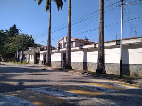 Mh Casa En Venta Ubicada Guaparo Piscina Calle Cerrada Con Vigilancia 670mts2