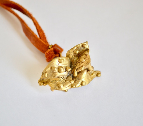 Imagen 2 de 4 de Collar Flor Minimalista, Bronce, Cuero Marron, Joyeria, Cod1
