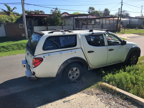 Camioneta L200 Con Cúpula Cerrada