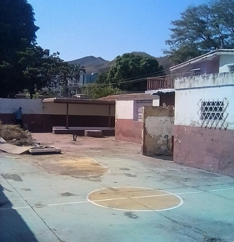 Casa Con Terreno En La Av. Bolívar En Venta- Inmobiliaria Magi 961.
