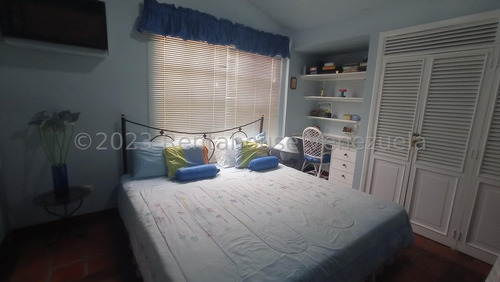 Hermosa Y Amplia Casa Quinta, De 3 Niveles, Ubicada En Una De La Mas Exclusivas Zonas Del Norte De Valencia, El Parral, Amplio Jardín Con Parrillera, Piscina Y Área Social Techada