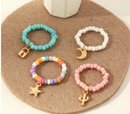 Set Anillos De Chaquiras Multicolor Con Dijes.