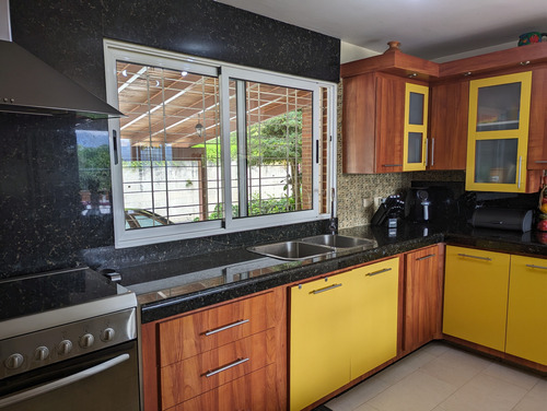 Townhouse Casa En Venta En Loma Linda. Posee Terraza Con Vista