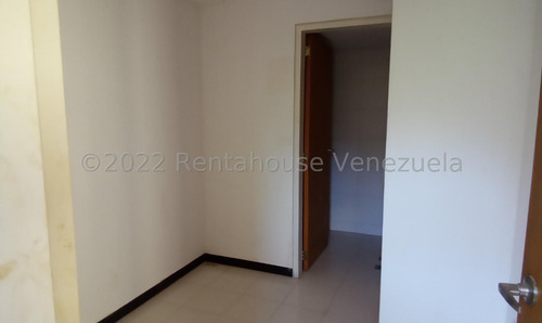 Ss: Vende Apartamento 23-15207 En Lomas De Las Mercedes De 205 M2, 3h/4b/4pe