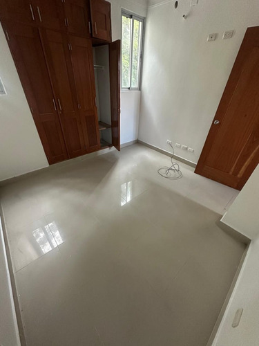 Se Vende Apartamento En El 3er Nivel, Ubicado Próximo Los Laureles (don Lindo), Santiago De Los Caballeros