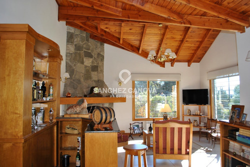 Chalet En Impecable Estado De Conservación. Bajada Directa A Hermosas Playas Del Nahuel Huapi A Pasos De Distancia.