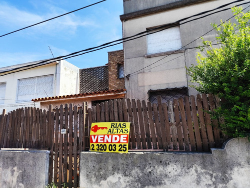 Rias Altas, Excelente Ubicación, Muy Buena Propiedad En Dos Plantas De Sólida Construcción!!