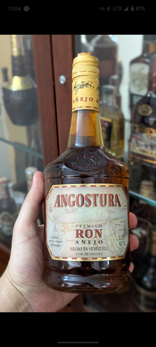 Botella De Ron Angostura