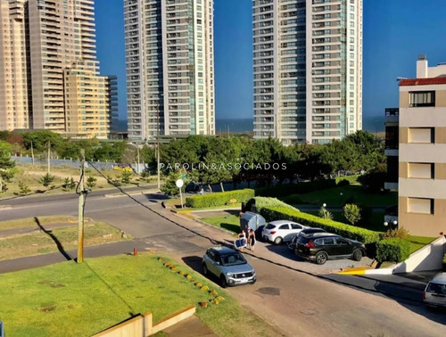 Departamento Super Amplio A Pasos Del Mar!- Ref: 3549