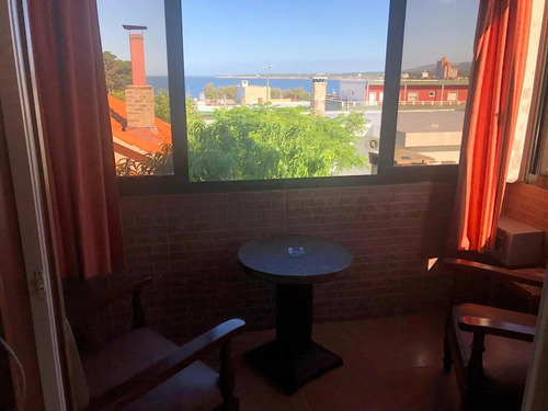 Imagen 3 de 22 de En Piriápolis, A Una Cuadra De La Playa Casa De 3 Dormitorios Y Barbacoa En El Fondo