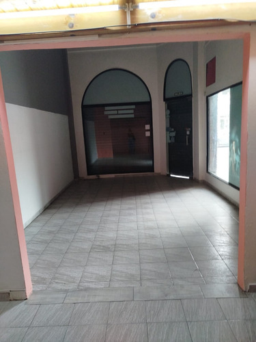 Alquiler De Dos Locales Juntos De 32m2 En Excelente Ubicacion - Entrada A La Galería - Ajuste Triamestral Por Icl Trimestralmente.
