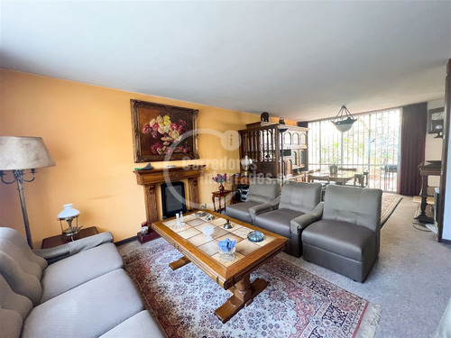 Casa En Venta De 4 Dorm. En Las Condes