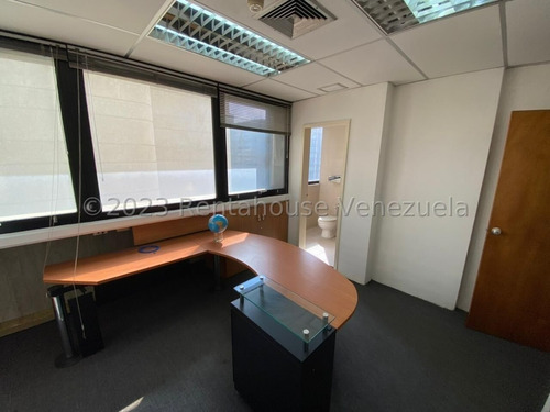 Imagen 12 de 14 de Amplia Y Cómoda Oficina De 206 Mts, Muy Bien Ubicada En El Corazón Del Rosal. Cuenta Con Mas De 15 Espacios De Trabajo, 5 Despachos Cerrados, Aire Acondicionado Central, Internet , 5 Puestos