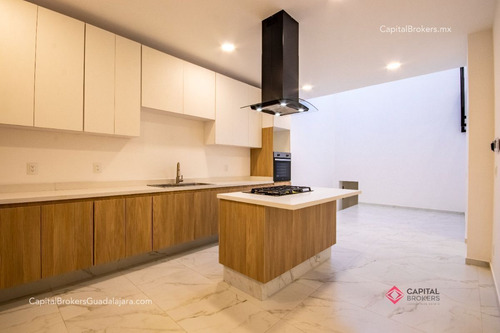 Casa De Lujo Remodelada En Venta En Providencia