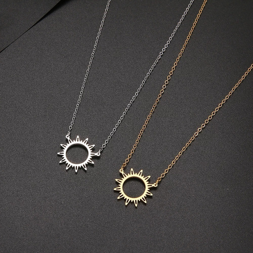 Imagen 3 de 4 de Collar Dorado Dije Sol Hueco Acero Inoxidable Mujer Belcher