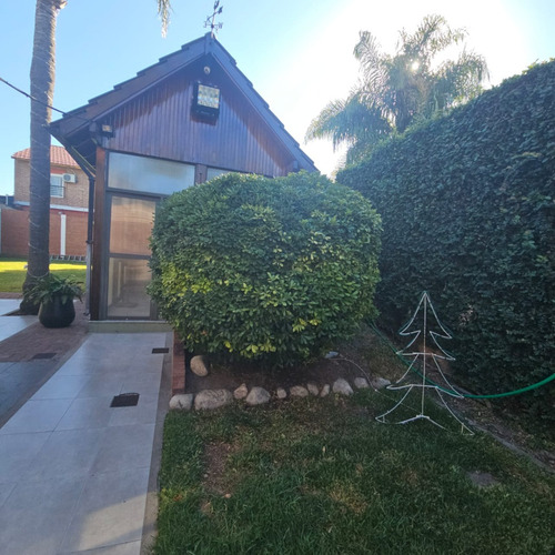 Excelente Chalet De 4 Amplios Ambientes Sobre Lote De 12,99 X 51, Con Garage Cubierto Para 3 Autos, Galeria Con Parrilla, Fondo Y Quincho. Excelente Estado. Nuevo Valor