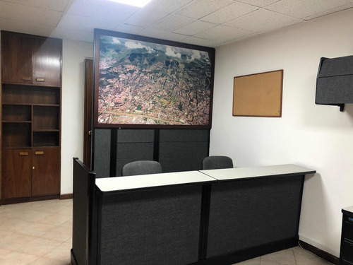 Arriendo / Vendo Oficina Av. Poblado Dotada