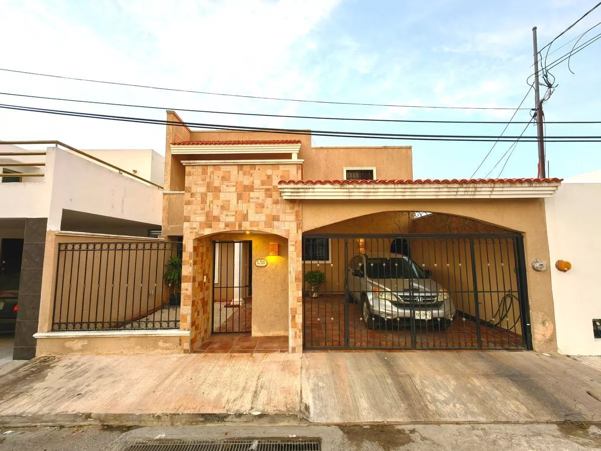 Casa Remodelada Ubicada En Privada De Pinos Del Norte En Mér