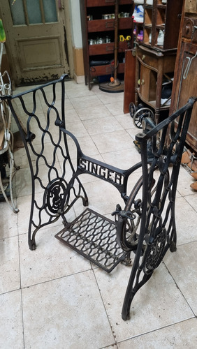 Antiguo Pie De Máquina De Coser Singer En Hierro Trabajado (Usado)