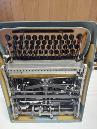 Maquina De Escribir Olivetti Studio 44 (Usado)