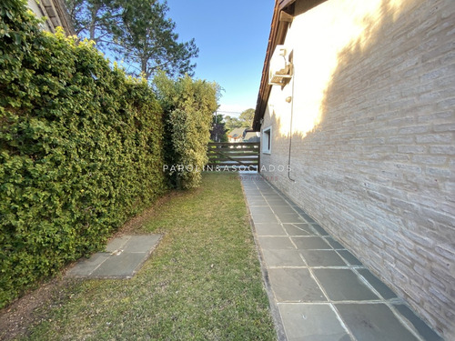 Chalet En Venta Con Piscina Y Barbacoa, Punta Del Este.