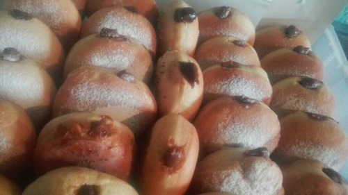 Imagen 2 de 3 de Donas Rellenas Con Arequipe Y Chocolate