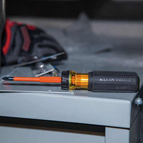 Klein Tools 32287 - Destornillador Aislado, Juego De Destornilladores 2 En 1 Con Hoja Abatible, 1 Y 2 Puntas Cuadradas, Cuchillas De Doble Extremo