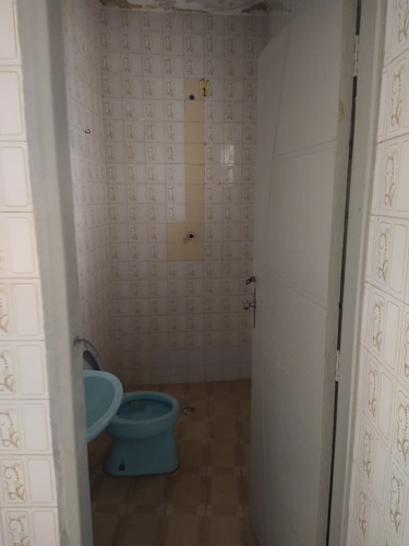 Imagem 13 de 14 de Casa Com 1 Dormitório 1 Banheiro/1 Salão Comercial