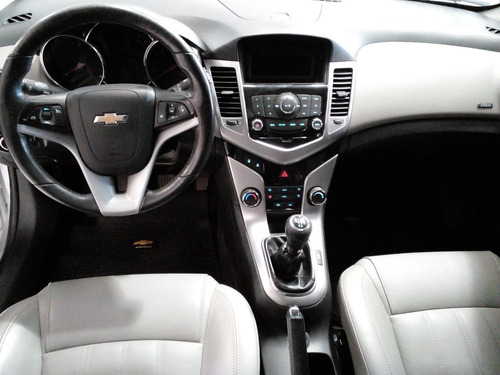 Imagen 6 de 15 de Chevrolet Cruze 1.8 Ltz Full Techo 4 Puertas Baul 2012