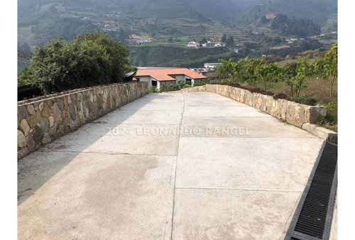 Se Vende Townhouse De 238 M² En Timotes, Mérida.