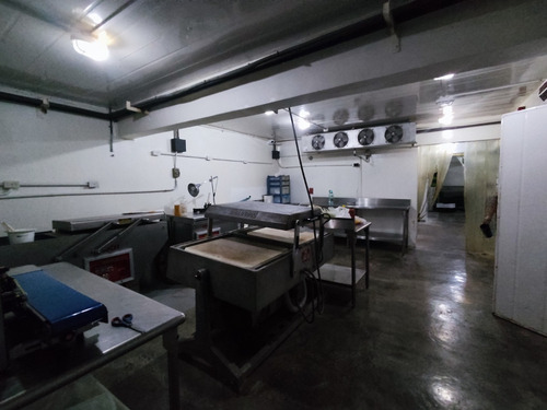 Local Con Procesadora De Pescado Y Otros Alimentos