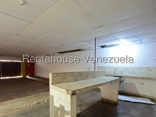Local Comercial En Alquiler En Barquisimeto Crr 19 Es Amplio Tiene Estrategica Ubicacion Con Area De Oficinas Y Baños Mucho Potencial! Cod 25 10466 Comunicate Soy Gabi Irastorza
