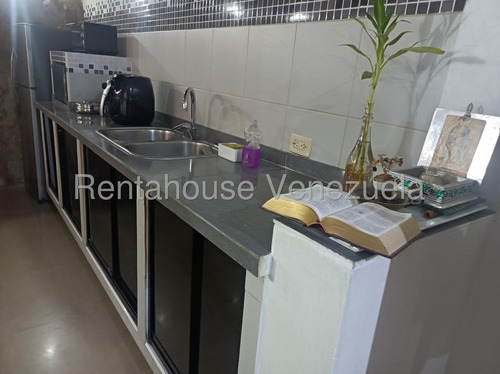 Julio Latouche 25-10392 Townhouse En Venta La Entrada Naguanagua, Cómodo Y Acogedor, Clima De Montaña, En Plena Avenida.