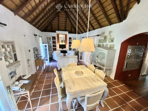 Venta De Casa En Pinares, Cuenta Con 4 Dormitorios. Pinares, Punta Del Este