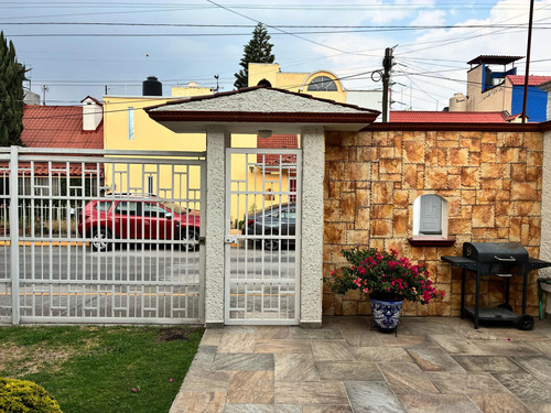 Casa De 4 Recámaras Y 2 Baños Completos - 194m2 Construcción