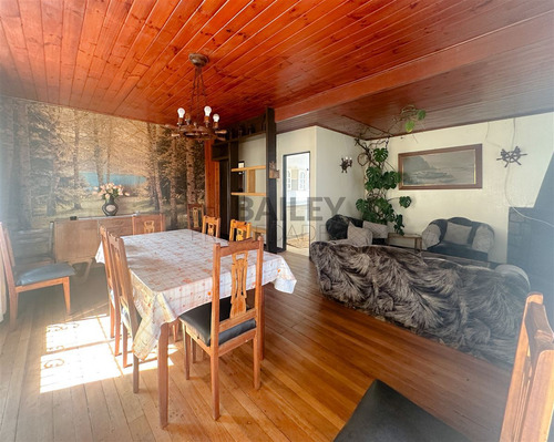 Casa En Venta De 7 Dorm. En Concón