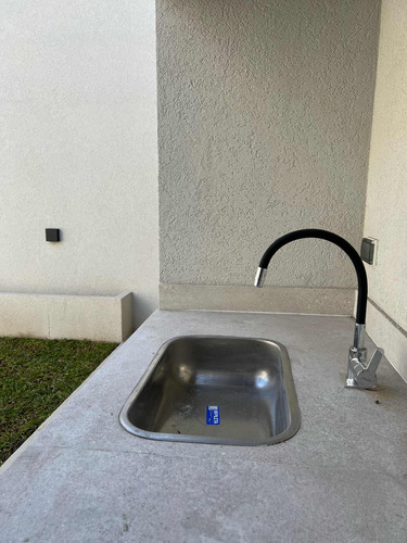 Casa De Estilo Francés, A Metros De La Av. Libertador, Remodelada A Nueva Con Un Concepto Moderno.