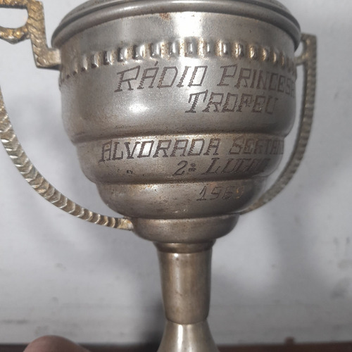 Imagem 3 de 10 de Troféu Antigo Metal Ferro Folheado Prata 1969 Marcas De Uso