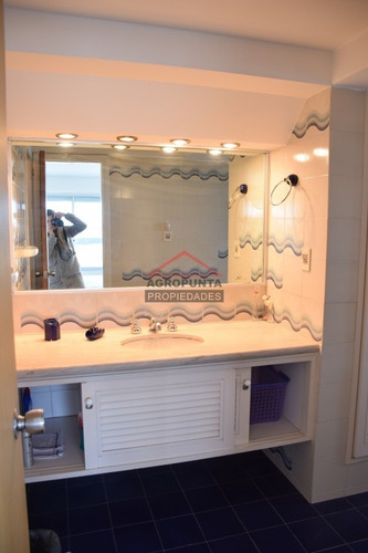 Apartamento En Venta En Excelente Punto De Playa Brava * Frente Al Mar *- Ref: 5242