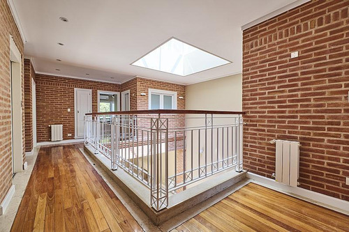 Impecable. Casa De Tres Plantas Con Ascensor Interno. Villa Urquiza. Pileta. Jardín.