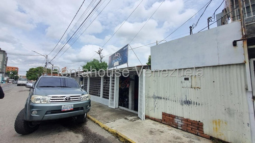 Local En Venta Ubicado En Cabudare Centro, Codigo 2 5 2 0 1 6 4, Mildred, Excelente Local Comercial, Tiene Acceso Por Las Dos Avenidas Principales, Ideal Para Cualquier Rubro, Cuena Con Santamaria