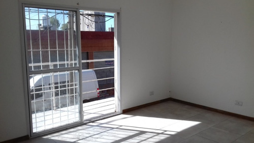 Venta En Block. Local A Estrenar + 10 Deptos De 2 Y 3 Amb + 4 Cocheras. Ideal Inversor.