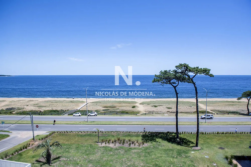 Apartamento En Alquiler En Playa Mansa, 2 Dormitorios, Edificio Mansa Bay, Frente Al Mar