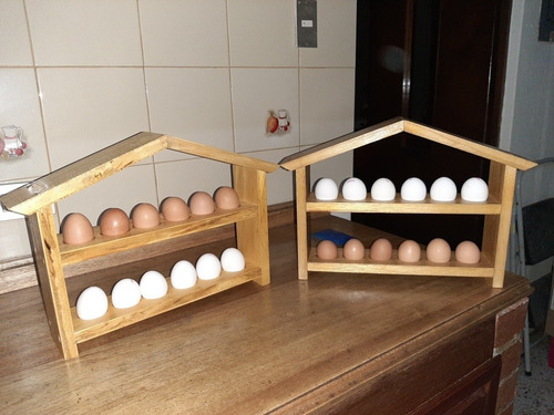 Hueveras Madera. Capacidad: Una Docena De Huevos. Barnizadas