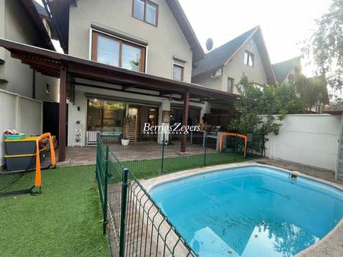 Casa En Venta De 4 Dorm.4 Baños En Condominio. En Las Condes