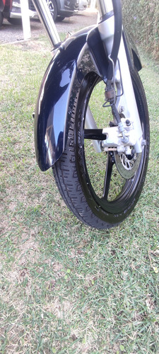 Motocicleta Em Perfeito Estado De Conservação