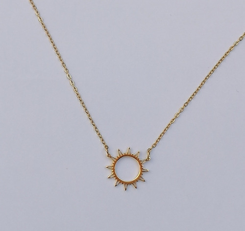 Imagen 4 de 4 de Collar Dorado Dije Sol Hueco Acero Inoxidable Mujer Belcher