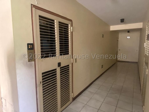 Imagen 2 de 12 de Claudia Lopez Alquila Oficina En El Recreo Mls #22-21464
